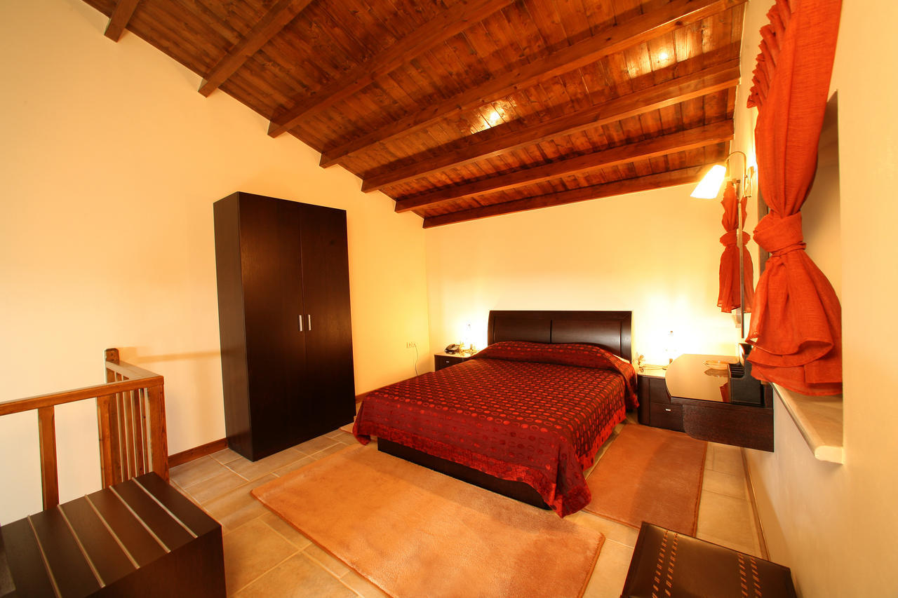 Hotel Arhontiko Parnona Karyes Zimmer foto