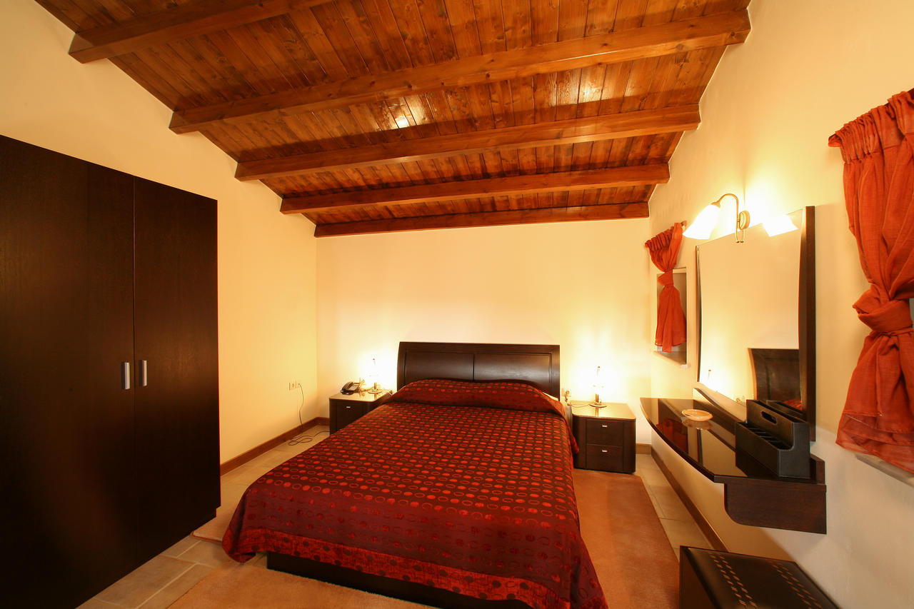 Hotel Arhontiko Parnona Karyes Zimmer foto