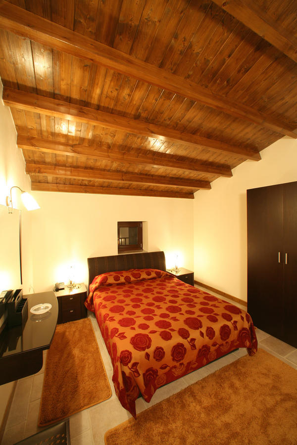 Hotel Arhontiko Parnona Karyes Zimmer foto